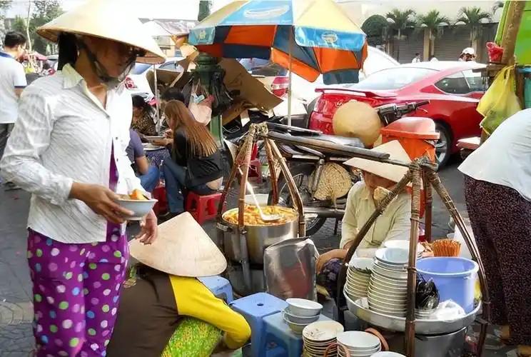 我的越南朋友说，你们根本不懂越南。国民看到穷国老挝、印尼都有高铁，自己没有，给了