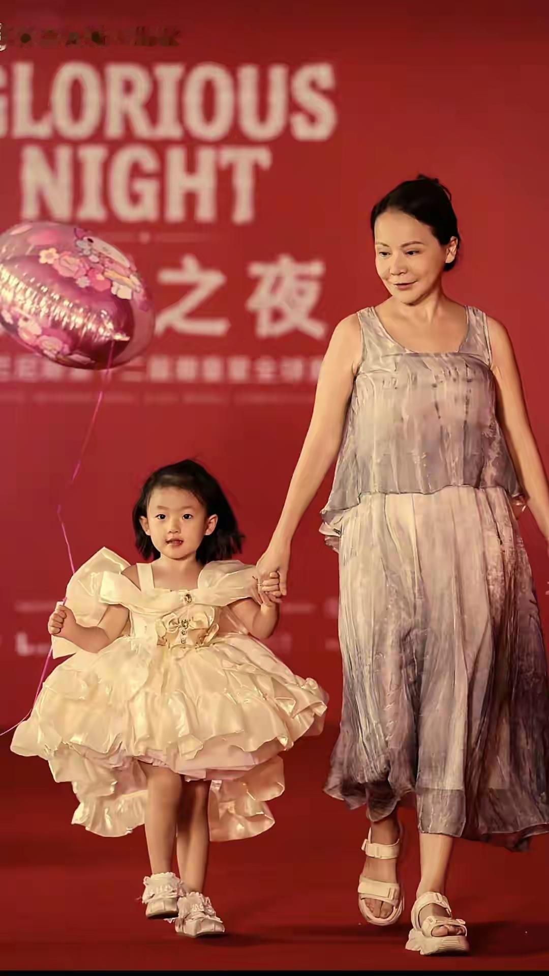 闪闪太美了呀，在潮童星的舞台上光芒四射，极具国际范儿。闪闪身着白色的公主裙，脚蹬