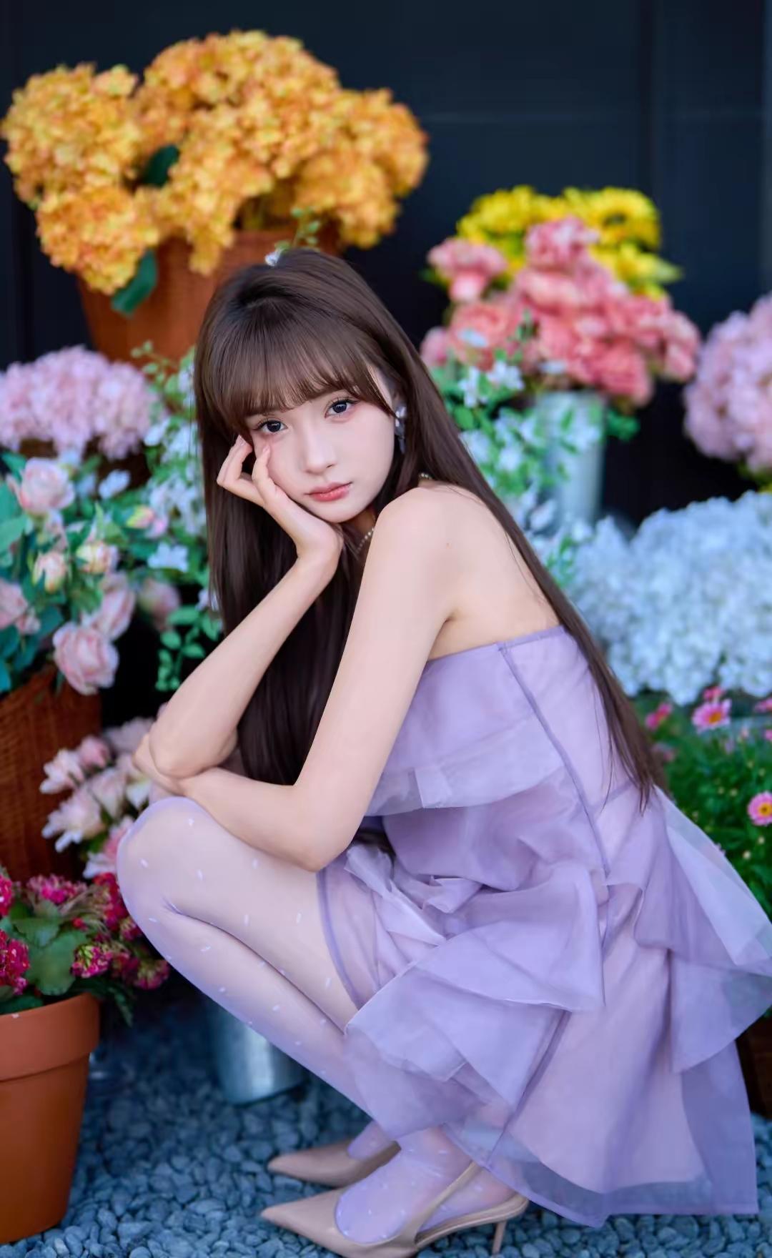 核心穿搭公式：香芋紫抹胸层叠纱裙+波点透肤丝袜+裸色尖头高跟鞋+珍珠