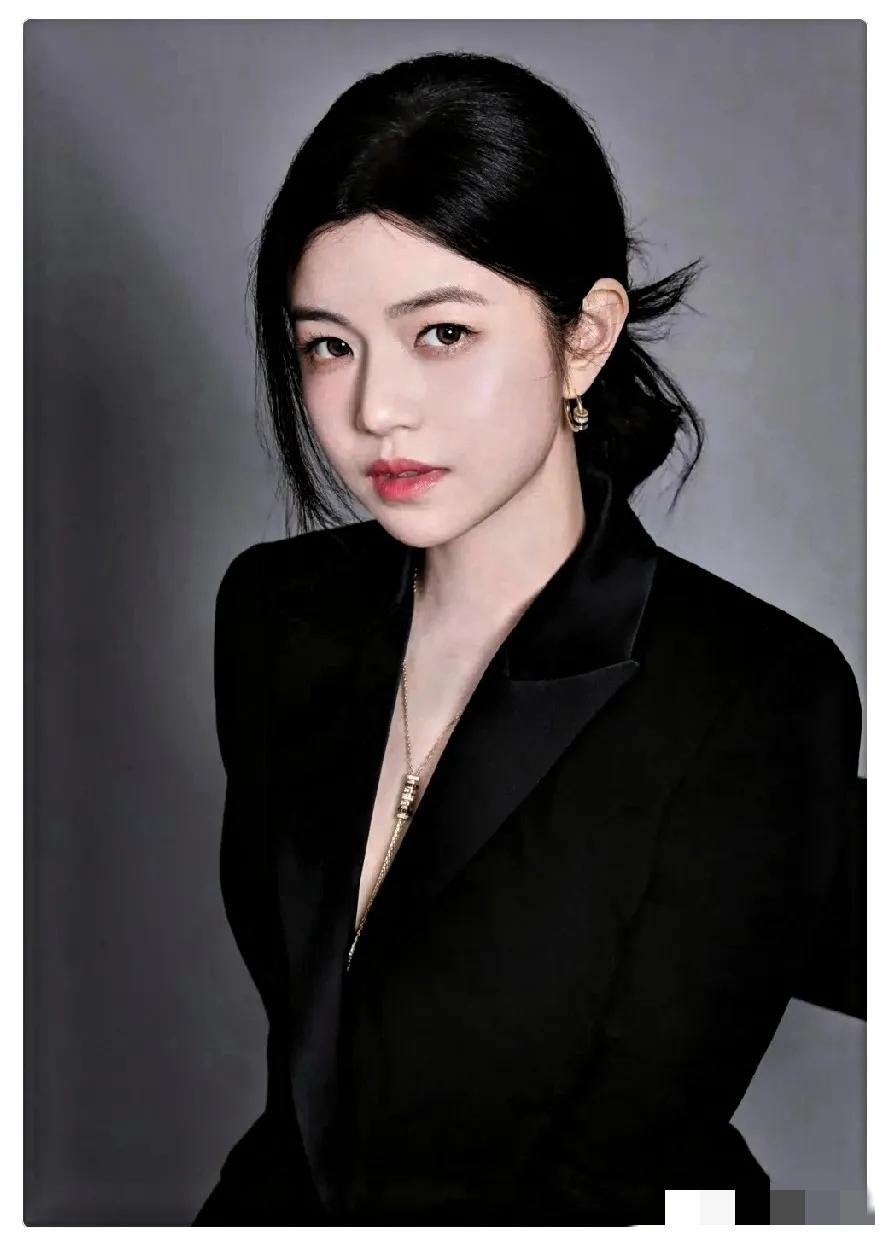 这个世界最看不懂的人，就是陈妍希了，明明42岁，都已经离婚了，可离婚后第一个