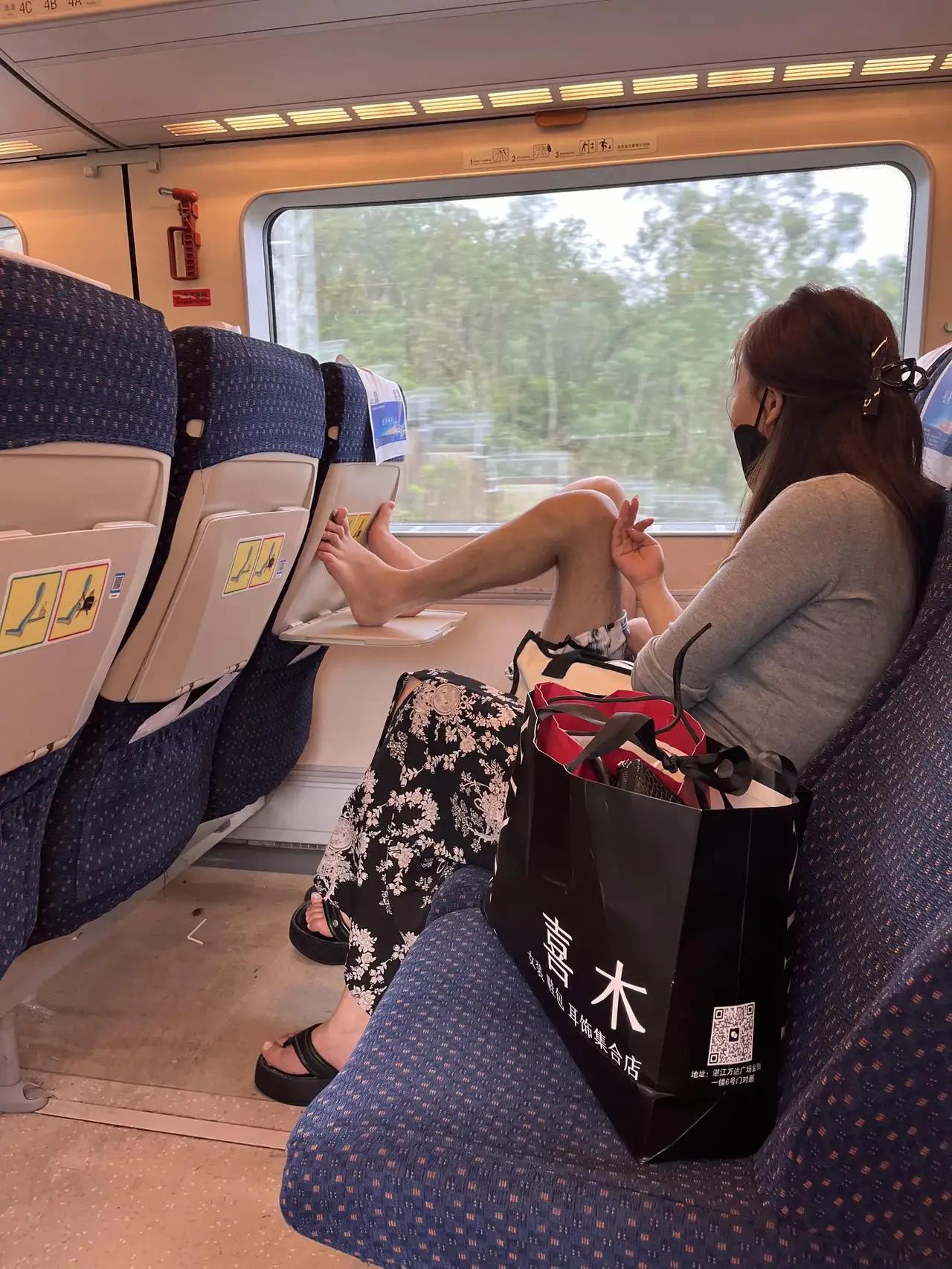 网上都在声讨这种不文明行为，但是作为男人，如果女生干净漂亮，我反而觉得这是一种福