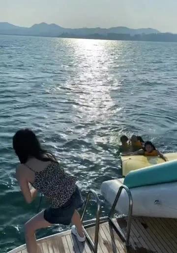白鹿“一拖三”：解锁反差魅力，演绎别样团建名场面五一假期，娱乐圈被一组照片和一