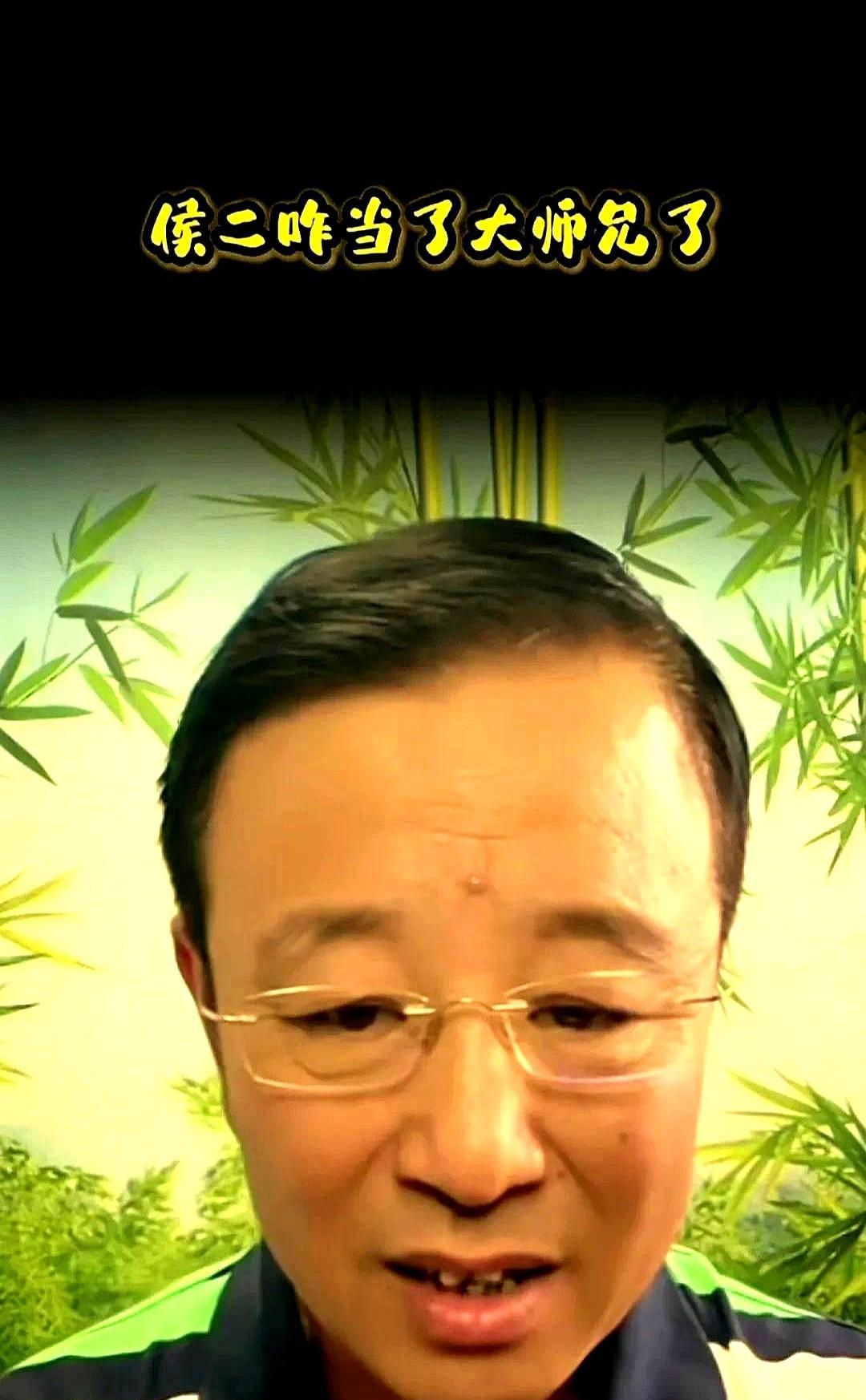 贾伦不被侯耀华待见的原因找到了！有一次贾伦直播的时候有网友问贾伦：侯二咋成了大