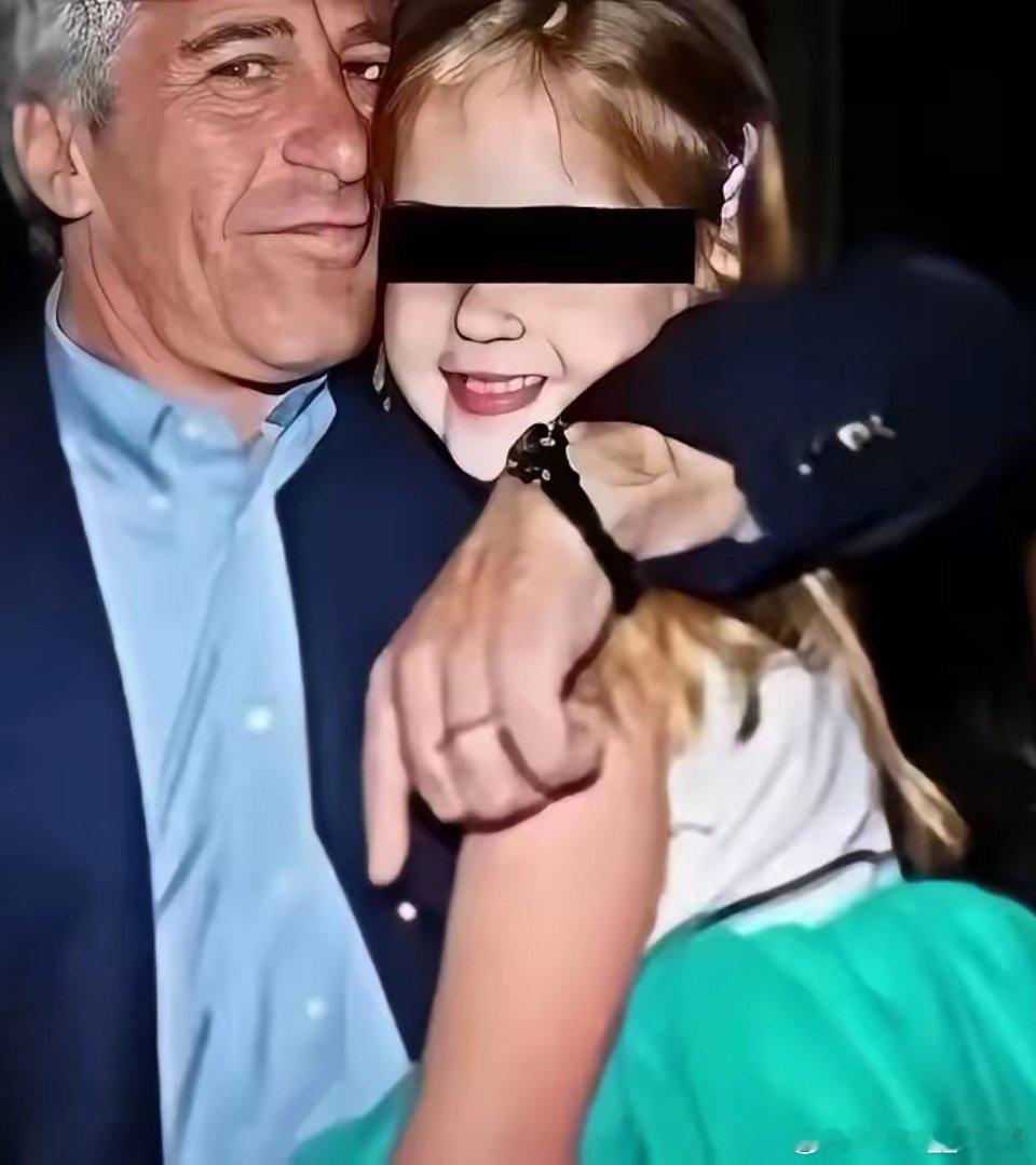 同样是小女孩，命运却天差地别！看完这两张图，太扎心了！一个被父亲万般宠爱，长