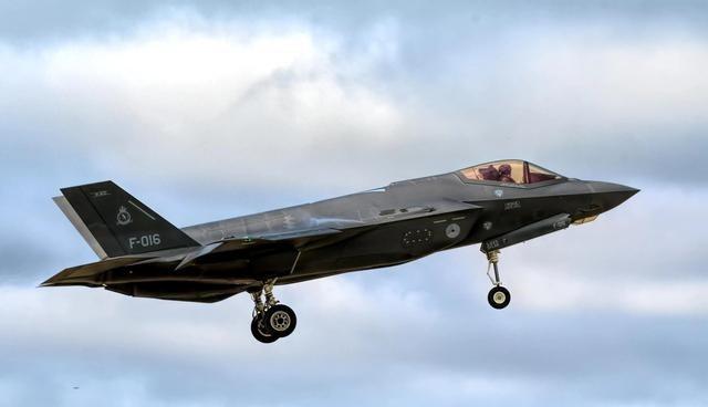 一个掌握F-35全套训练体系的美军教官，在中国安静地待了整整两年多，直到自己走回