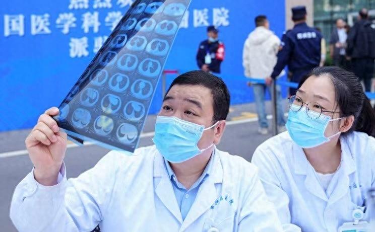 公立医院缩编裁员潮，上万家医院何去何从？老年病患增多成关键变量。@椰子娱乐2