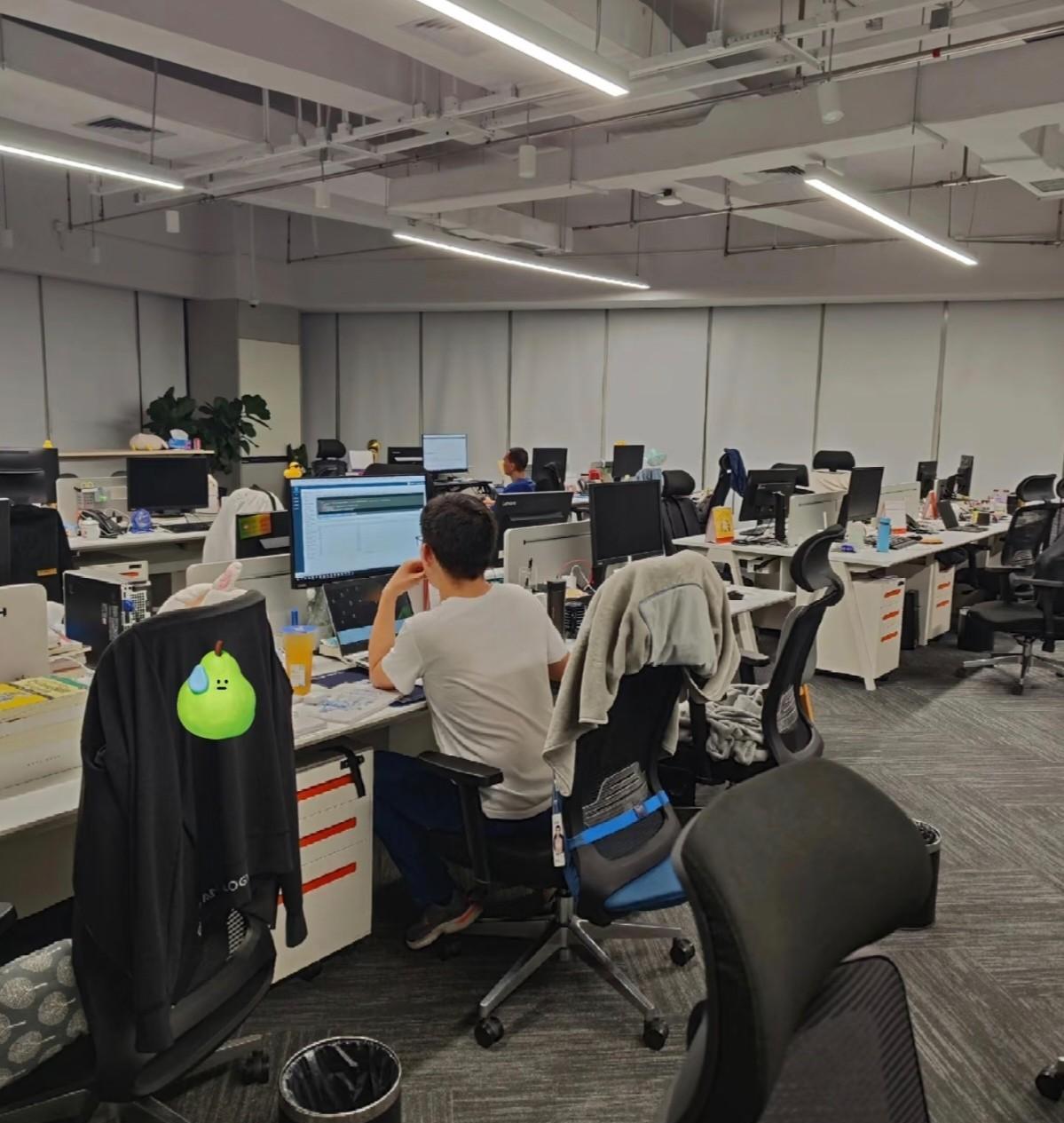 上家公司处了一个关系还算比较好的同事，后来离职了联系也不算多。去年他出差顺道来北