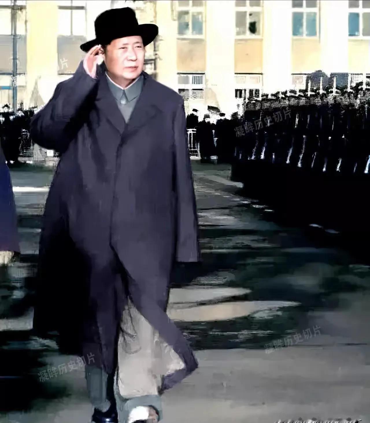 赞毛主席着衣礼帽形象烽火当年映陕疆，毛公衣帽韵流芳。沉肩大衣威姿壮，正