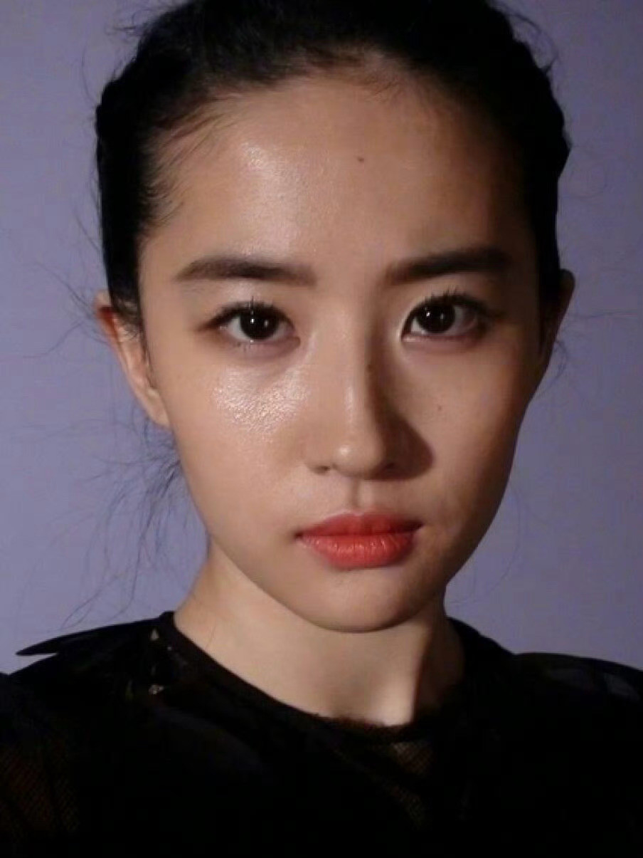 一看就是刘亦菲拍的刘亦菲的无美颜自拍😘​​​