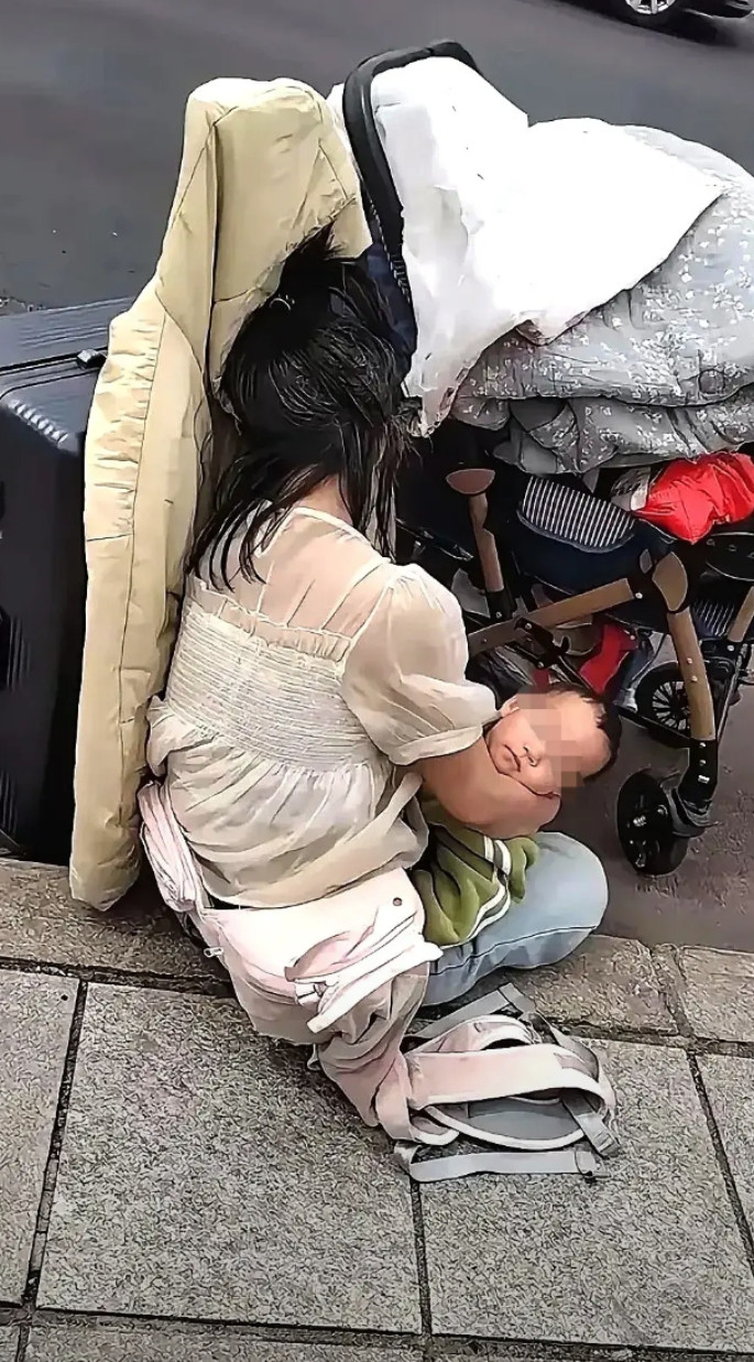 下班路上，看到这一幕！心酸