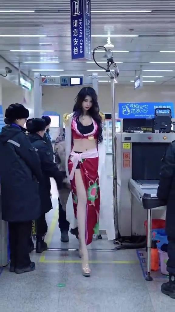 一米九女帝来了。缘为冰，我把它抱在怀里，冰化了，才发现缘分也没了。