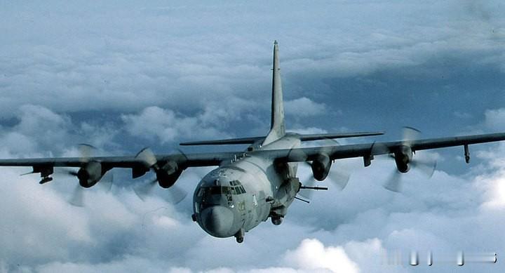 🇺🇸AC-130H“幽灵”这款飞机的诞生源于一个简单却巧妙的想法：将可靠