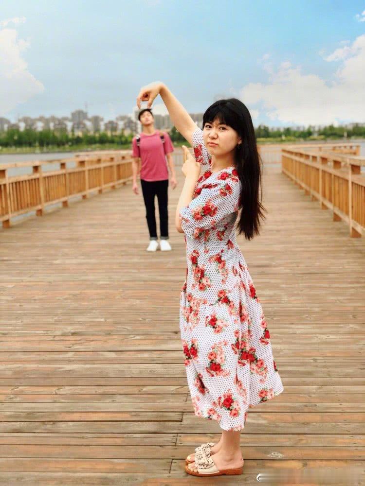 福原爱和江宏杰的爱情也太容易了，信手拈来。婚后她生了个女娃像极了小时候的她。可爱