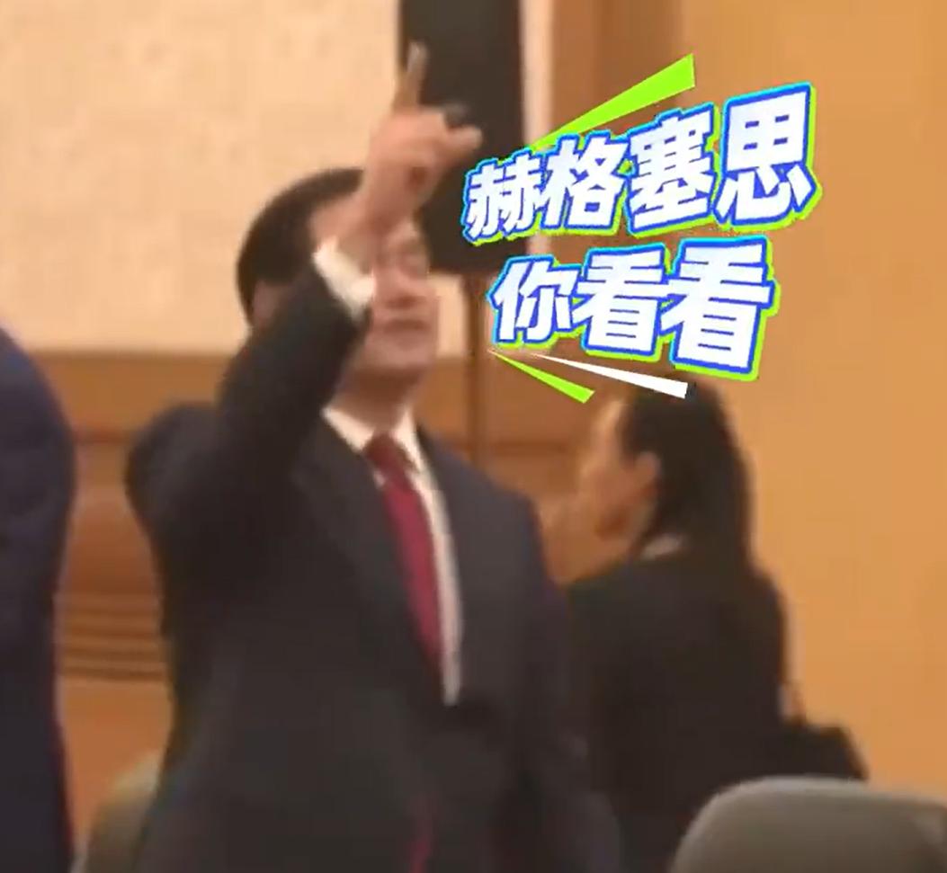 美，真美，太美了！赫格塞斯，抬头，看看屋顶，美不美？太美了，太惊艳了！