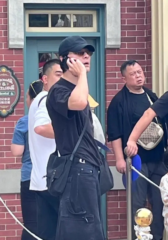 吴倩带女儿港迪度假，包裹严实，张雨剑不戴口罩生怕别人认不出！