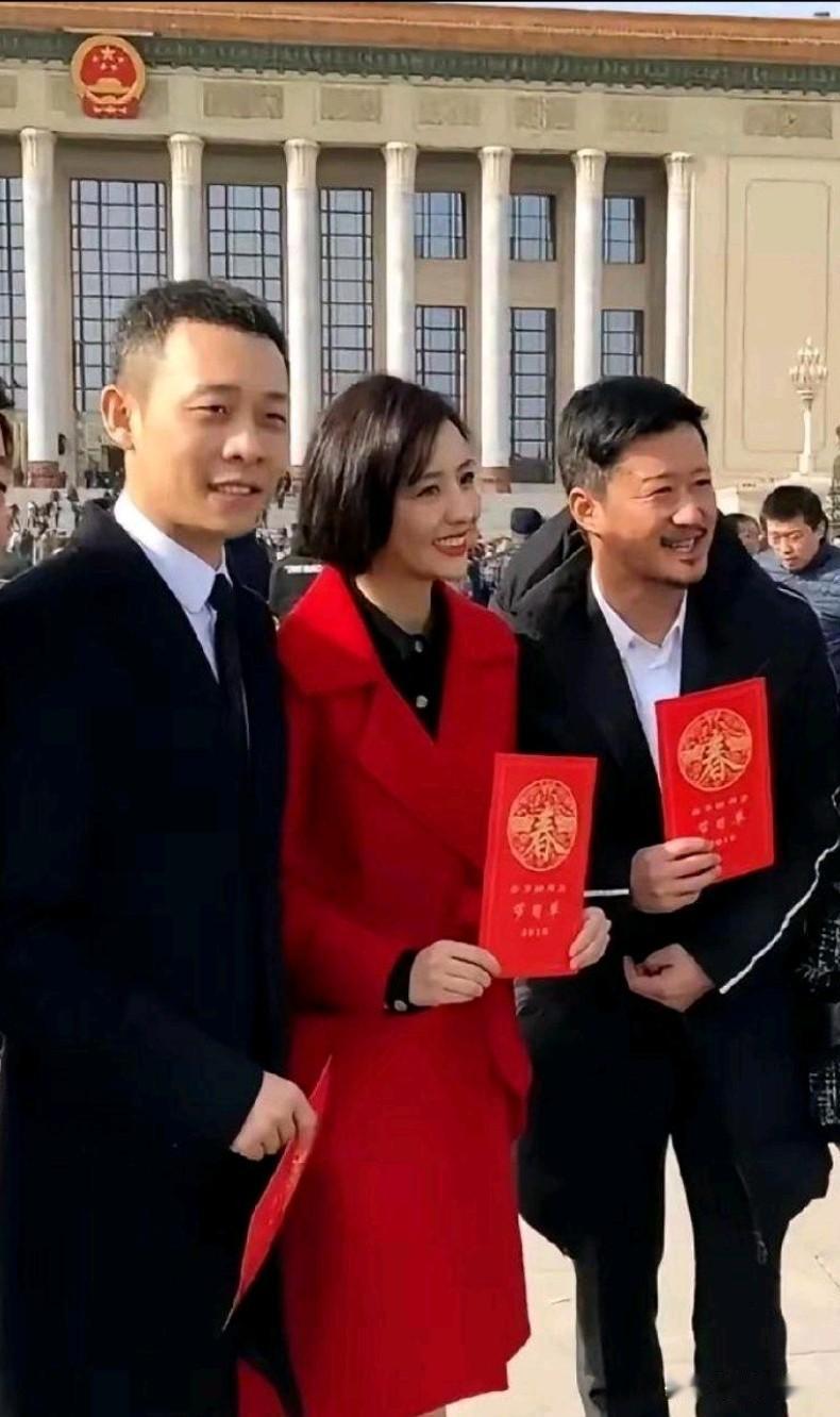 仔细一看，左边是身材健硕，气宇不凡的张译，右边是气质尔雅的吴京。而中间的美女是谁