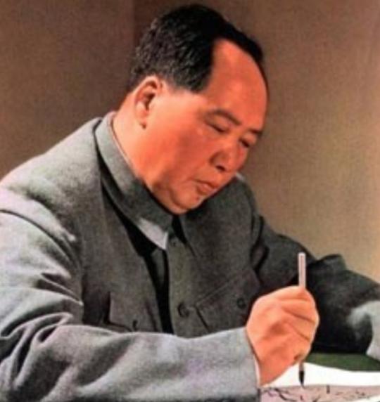 1941年初，皖南事变发生，消息传到延安，窑洞里的毛主席沉默良久后，说了一句：“
