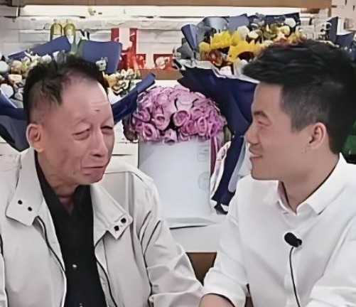 易中天在节目中询问董宇辉，公元前117年，霍去病为什么死的那么早？董宇辉认为生病