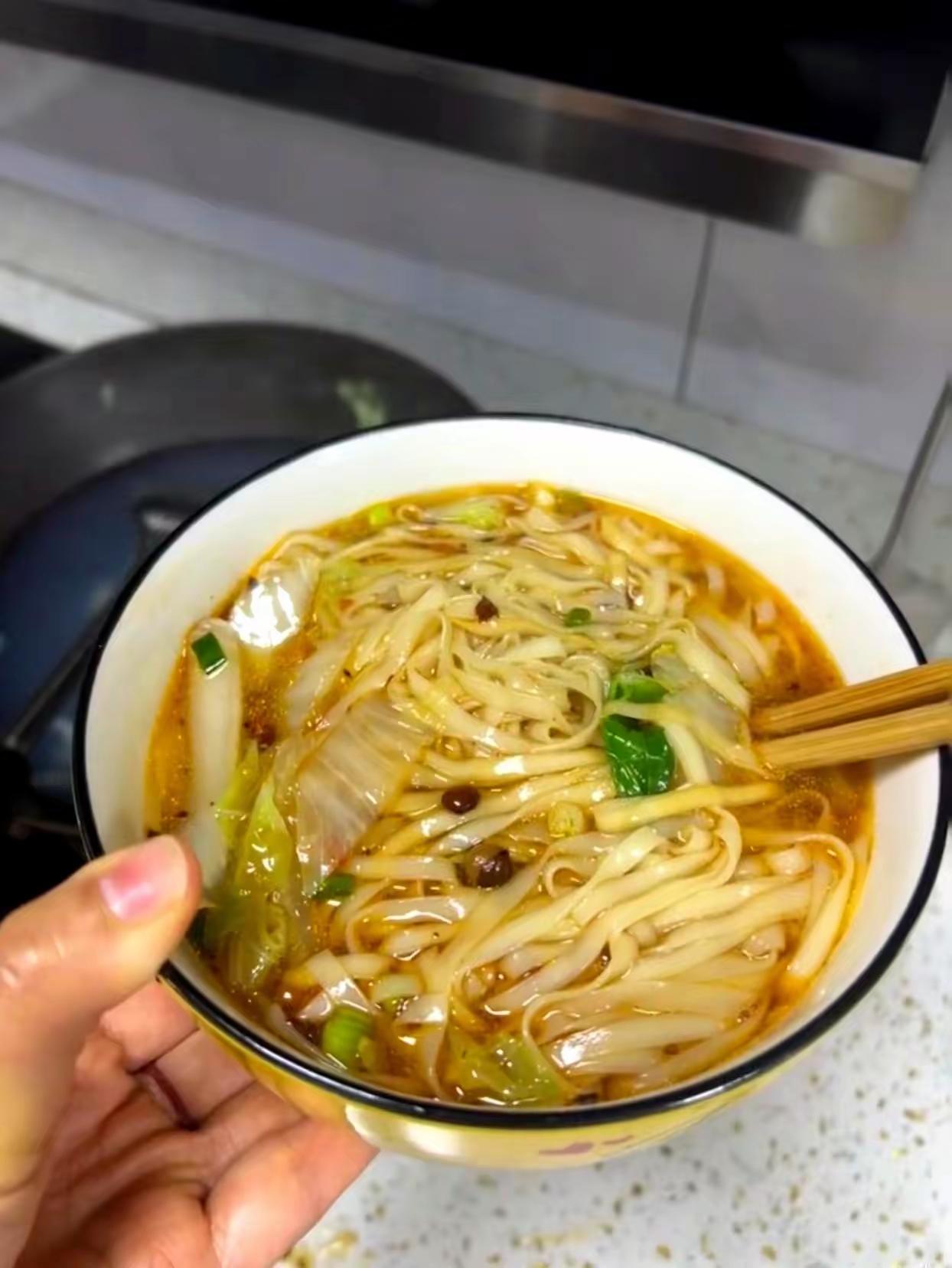 自己舍不得吃舍不得穿，一顿午饭用两块钱的面条打发了，回头却发现孩子开着空无一人的