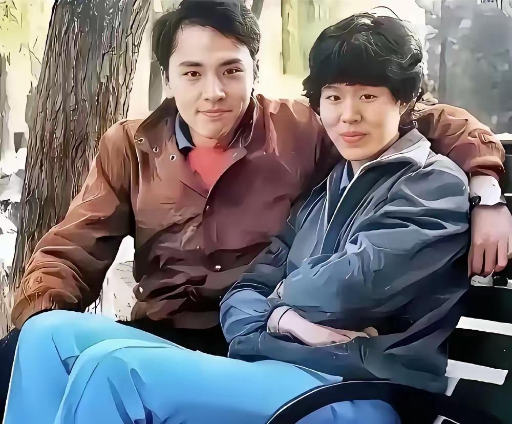 翻到这张80年代郎平和白帆在公园长椅的旧照，瞬间懂了什么叫成年人的体面从来不是演