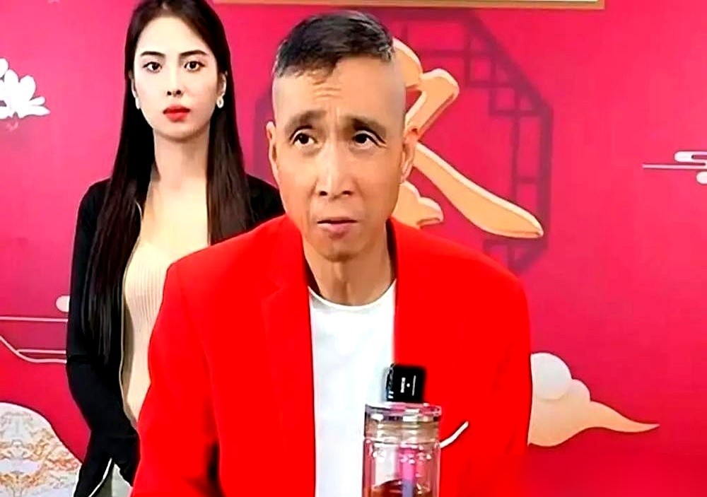 你相声界第一，就能让别人跪着接你？韩兆在直播间直接炸了，把憋了多年的话全倒了出来。起因是郭德纲当年在