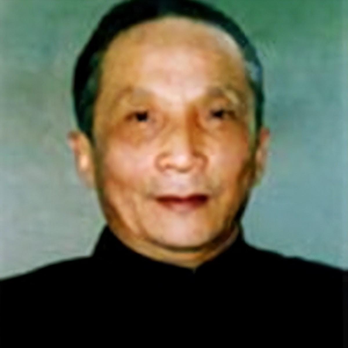 1956年，毛主席接见徐州地委书记时，忽然问他：“四”下面加个“南”是什么字？地