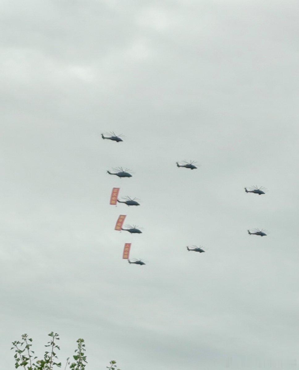 哇塞～从我家上空飞过一排耶✌🏻……没看清字！​​​