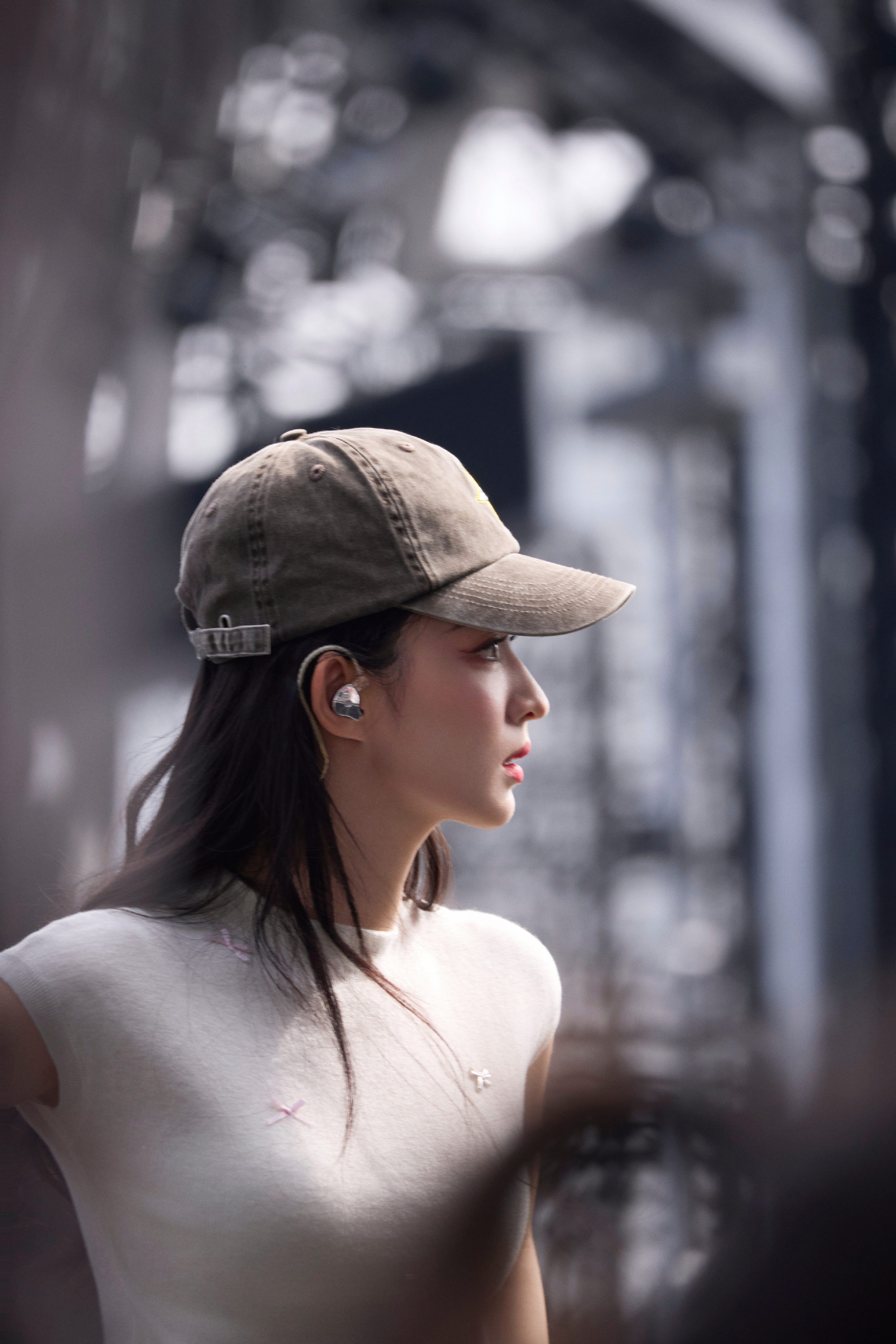 王楚然工作室今日更新跨年演唱会彩排📸白T➕鸭舌帽硬美