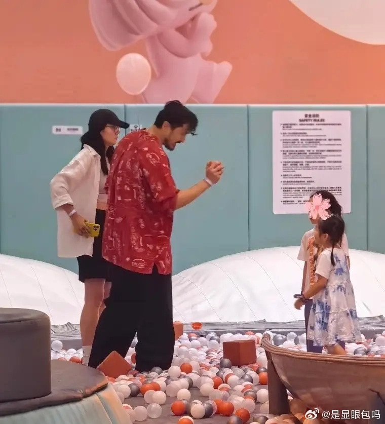 齐溪一家阿那亚度假，王传君打扮越来越邋遢，四岁女儿也是高个子！​​​