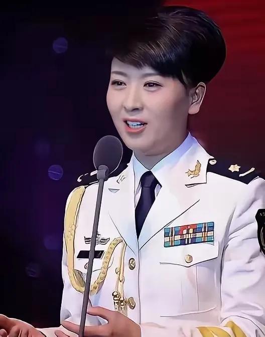 老戏骨闫学晶这波算是彻底栽了！明明是直播间唠家常吐槽儿子压力大，结果直接被网友骂