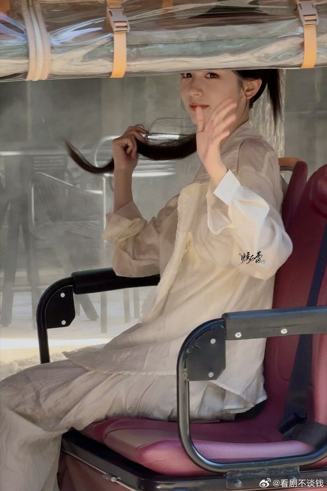 有人懂这一身有多漂亮吗我要是周也粉丝突然就从桥上过来了只能目送[哭哭]​​​