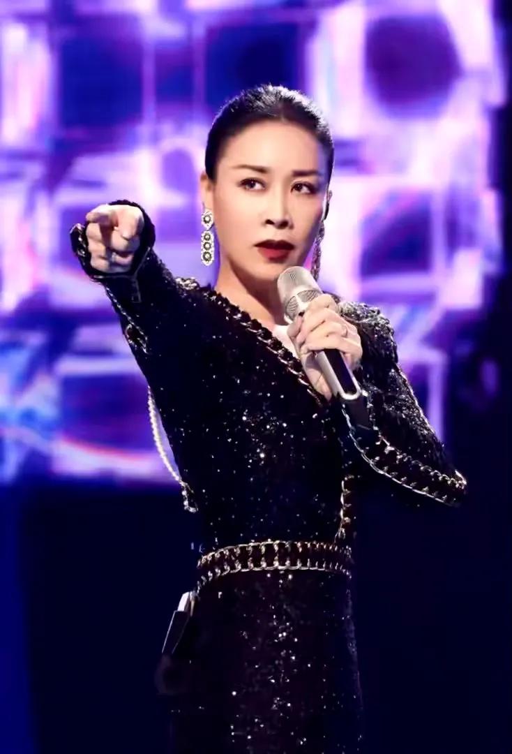 如今的那英，儿女双全、名利双收，即便与孟桐离婚，外界猜测的也并非她离不开对方，反
