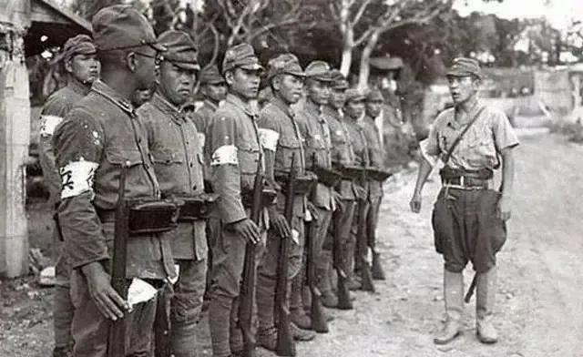 1942年的鲁中山区，抗日烽火燃遍敌后。60岁的王老汉每天背着斧头进山砍柴，