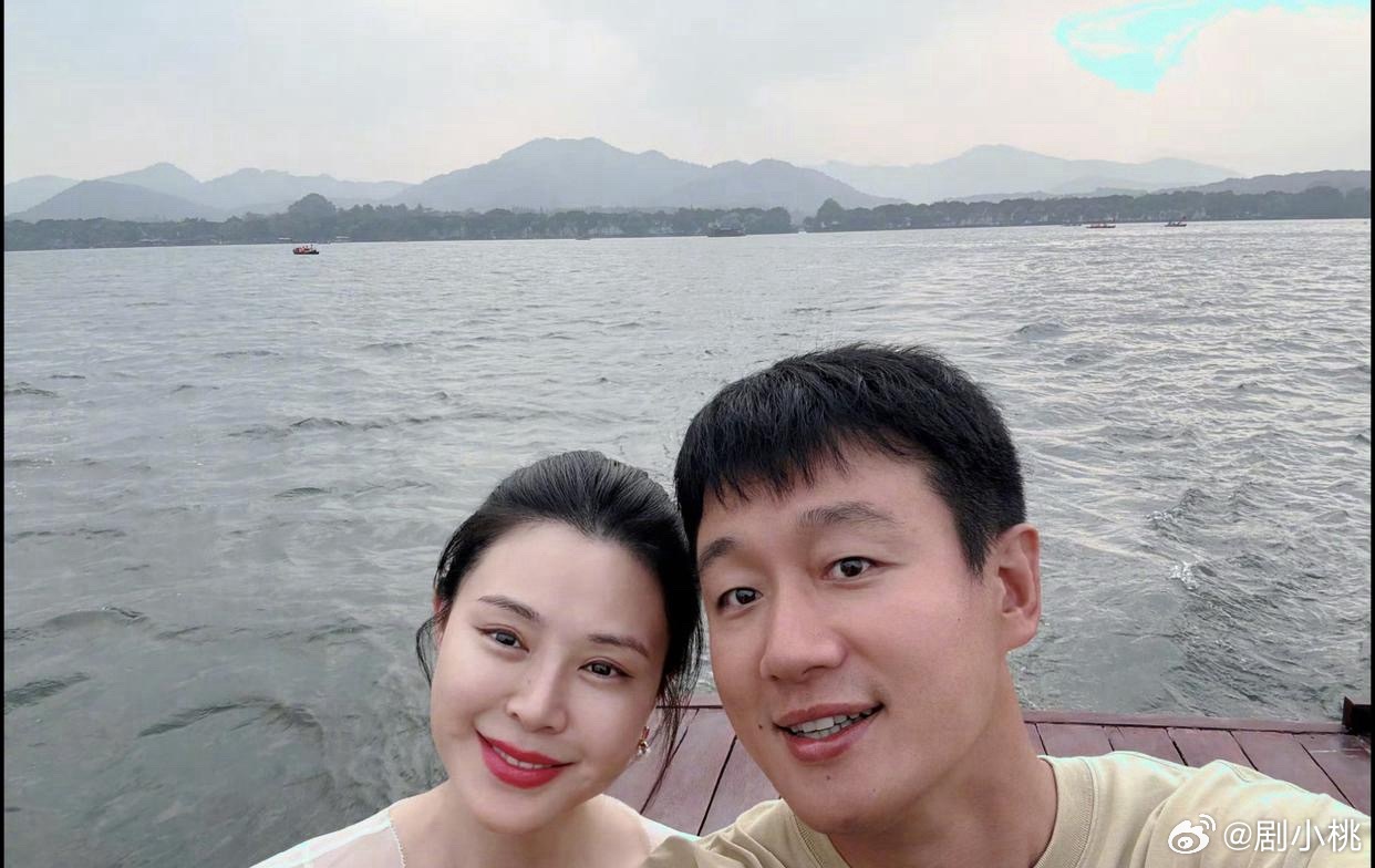 1.刘学义这次是捡漏来的剧，结果爆了，他也升咖了。2.朱亚文没有离婚，他老婆出来