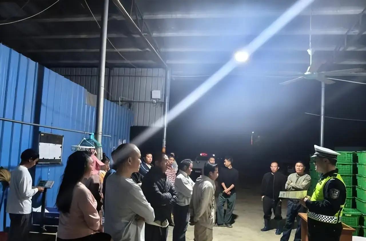 近日，惠州博罗县公庄镇梅州围村菜场里，一群在外打工的兄弟姐妹们正忙着买菜卖货，交