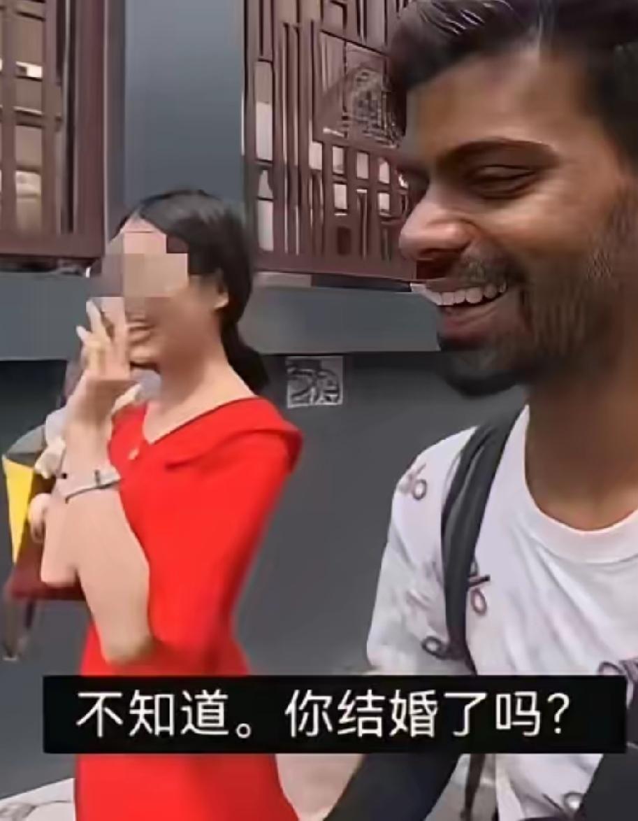 山西的美女，遇到了印度博主，又害羞又想聊，真的这么重口？她在娇羞什么？完全不理