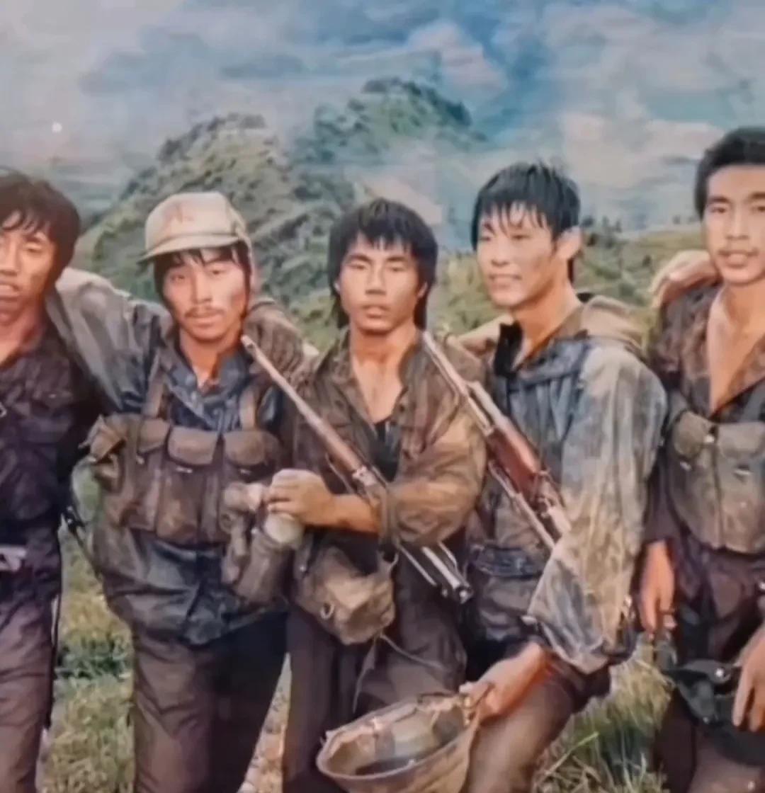 这张照片拍摄于老山前线，照片中这些从硝烟中归来的侦察兵勇士们，他们的头发像被水洗