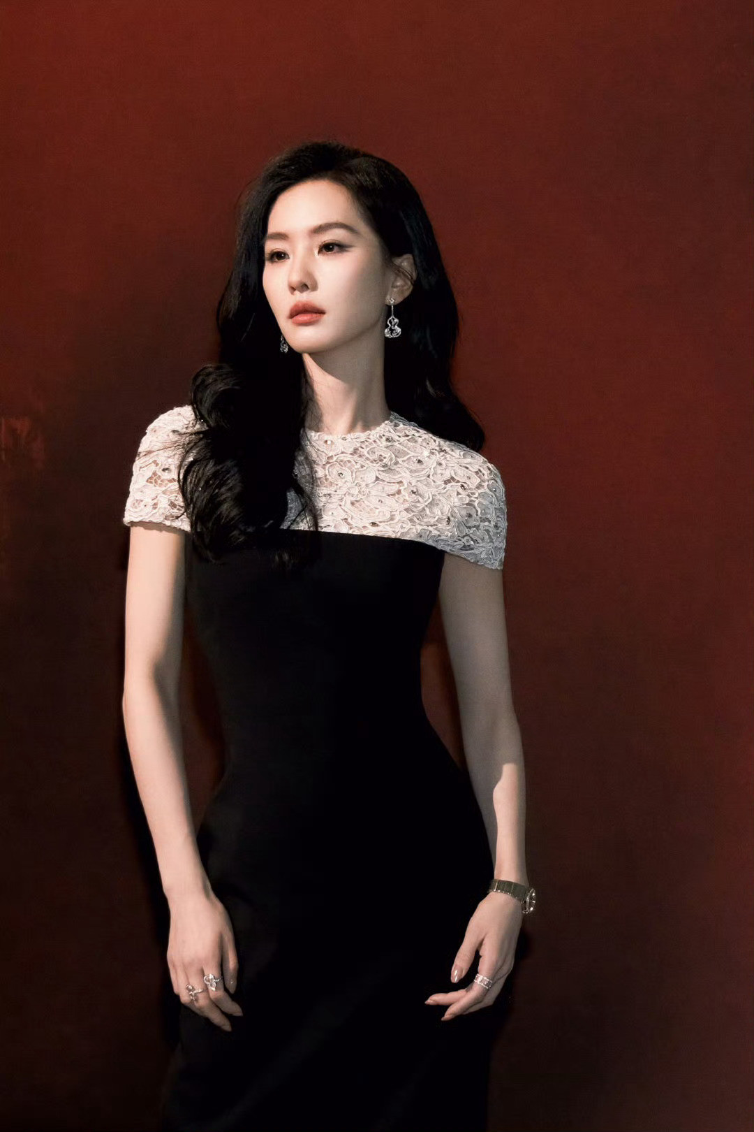 刘诗诗双奢成衣全球代言人排面拉满！1️⃣Celine特别定制，亚洲首位，2️⃣s