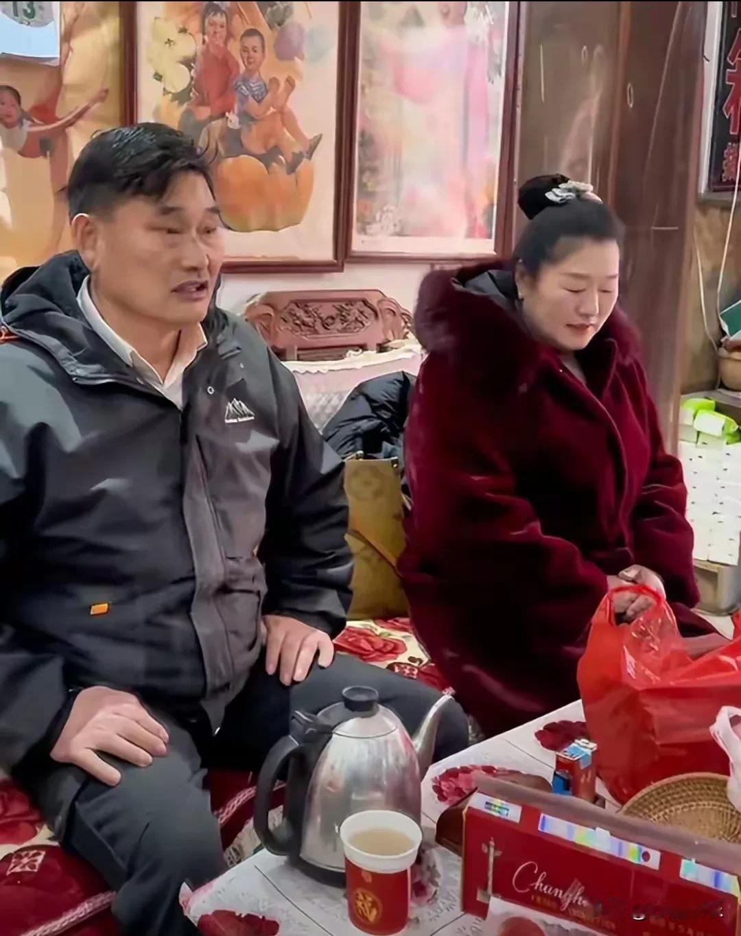 大衣哥闺女今天出嫁了！看了视频，大衣哥站在院里，笑得满脸褶子。那眼神，是真心