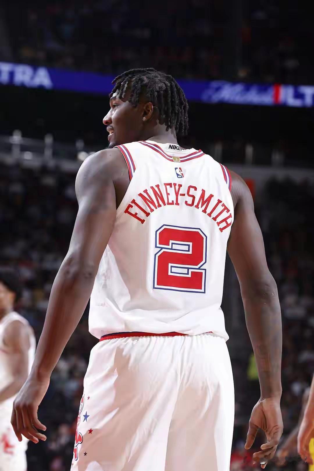 我强烈建议火箭立刻交易走芬尼-史密斯！在今天进行的火箭和开拓者的上半场比赛中，芬