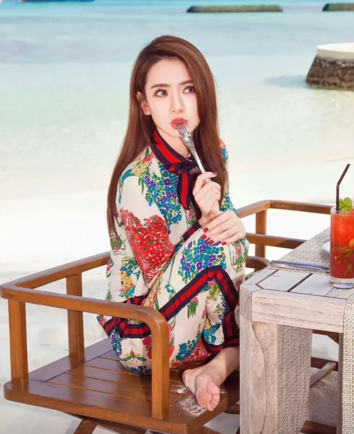 戚薇，169cm，脚丫涂的啥，怎么都掉粉了呢？