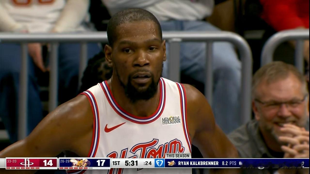 火箭巨星杜兰特真是让人感到惊叹！在今天火箭客场挑战黄蜂的比赛中，目前双方的第一节