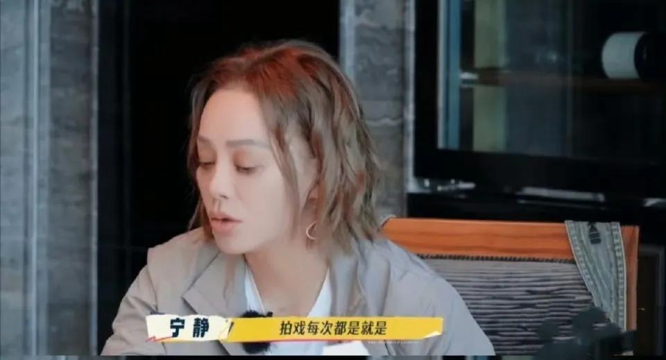 宁静在香港拍戏都住向太家！宁静在综艺《一路繁花》中坦言早年赴香港拍戏时因语言不