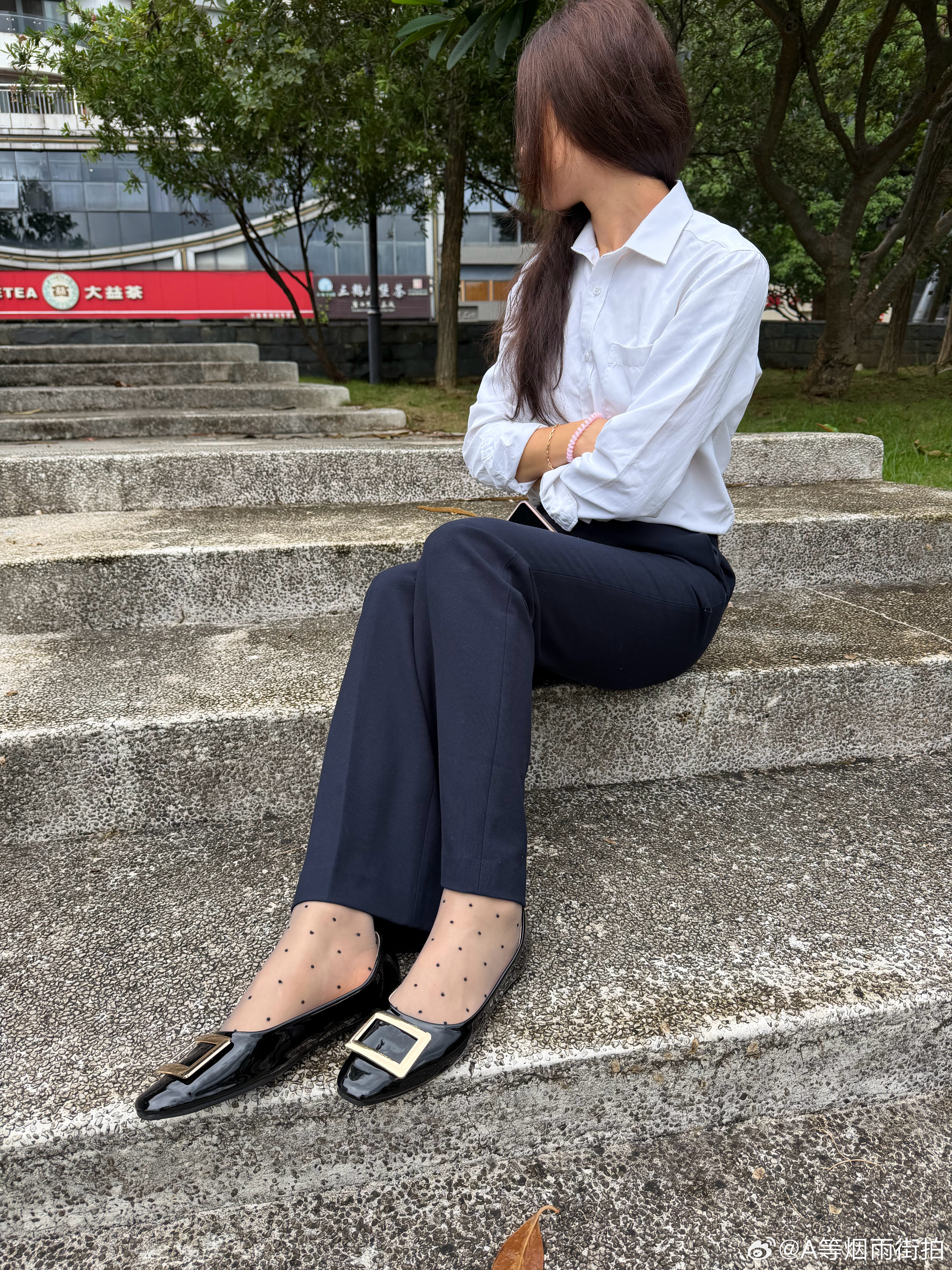 白领职员平底鞋+波点短丝穿搭 ​​​