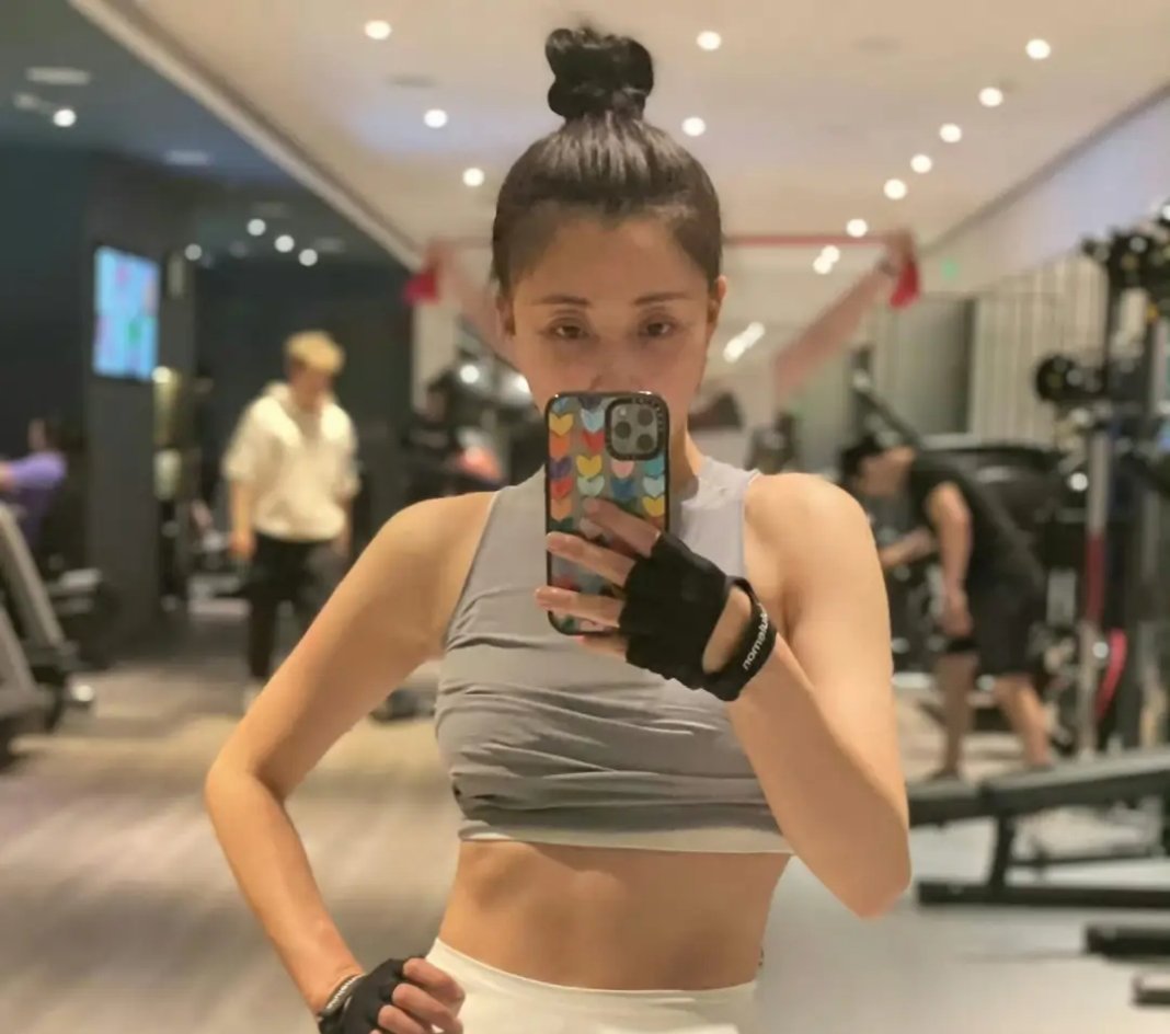 殷桃分享的网球生图也太绝了！无修无滤，就连球鞋沾着灰都格外真实，气质美到骨子里，