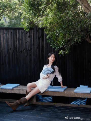 杨紫未修剪的野蔷薇柳宗源镜头里的杨紫柳宗源掌镜的杨紫大片太绝了！如野蔷薇般自然