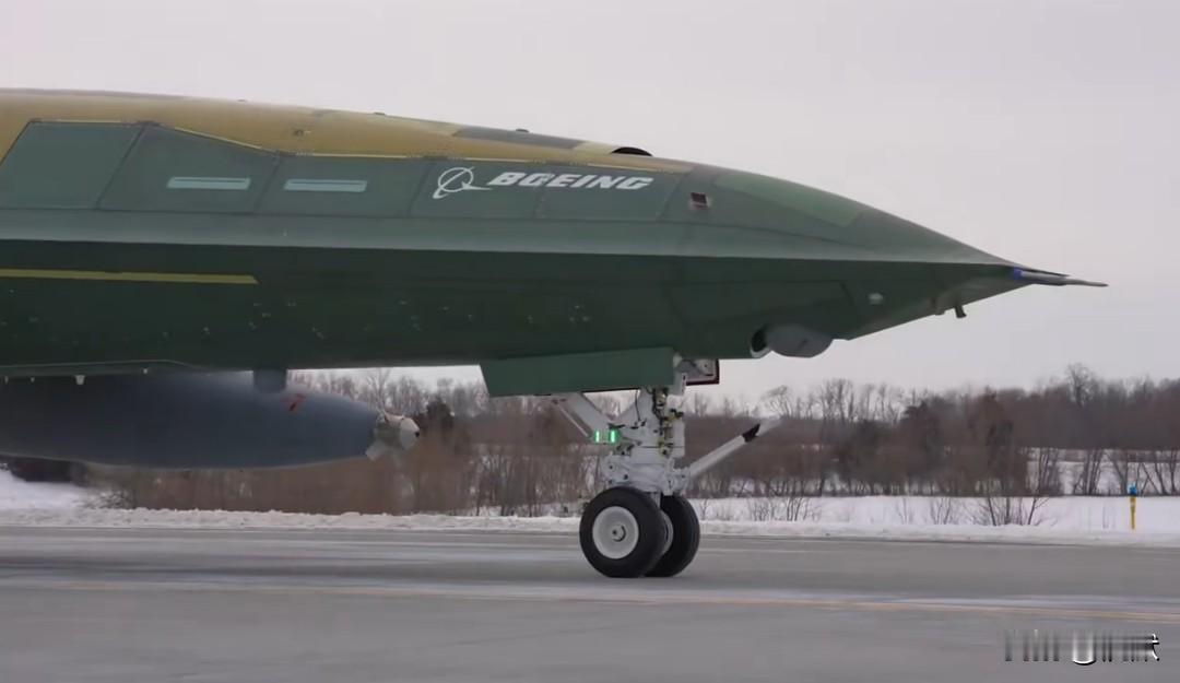 【造型独特！——美军量产版无人加油机MQ-25A即将首飞】据媒体报道，近日首架量