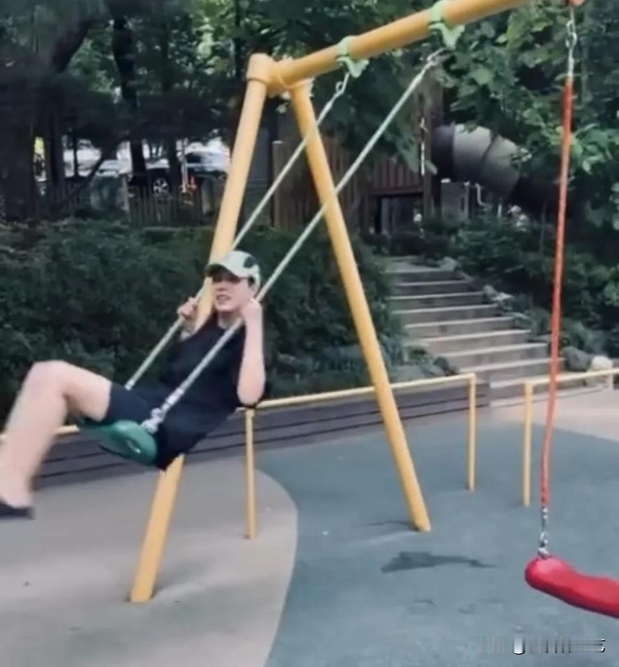 17日，演员孙艺珍在自己的Instagram上上传了照片。公开的照片中，孙艺珍在