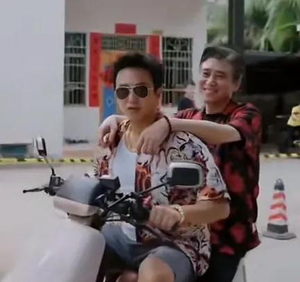 哈哈，笑晕我了！孙俪老公邓超和李乃文骑着小毛驴去打台球的这一幕，两人的对话还有表