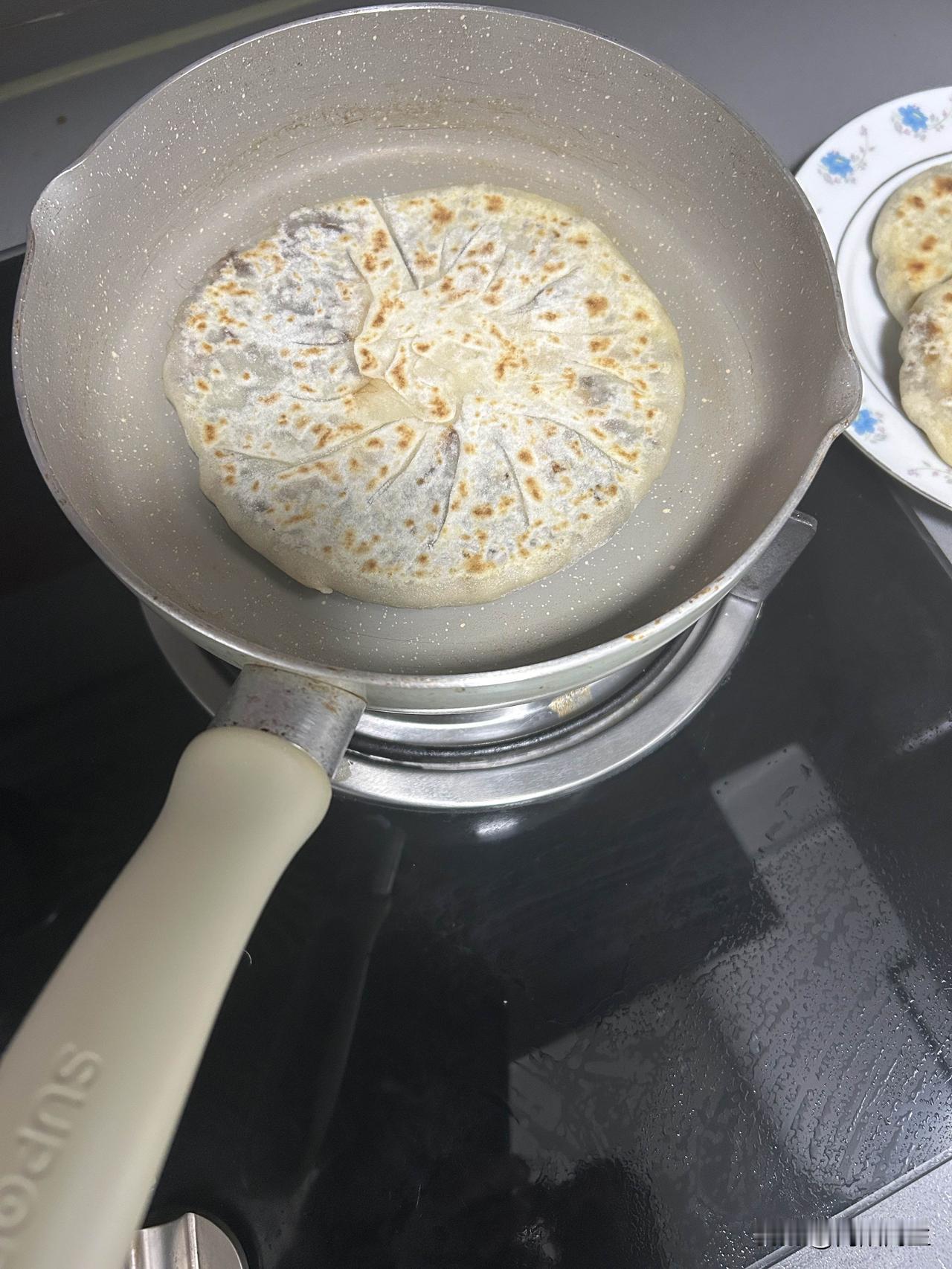 今天一天都是阴雨天，昨晚就开始下起雨来，上周闷热的空气一下就清爽了。昨晚睡了